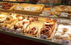 Food prices in Germany at the station, various pastries